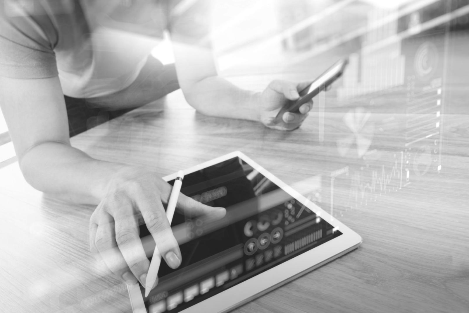 Espace de formation moderne avec équipements technologiques pour l'analyse financière
